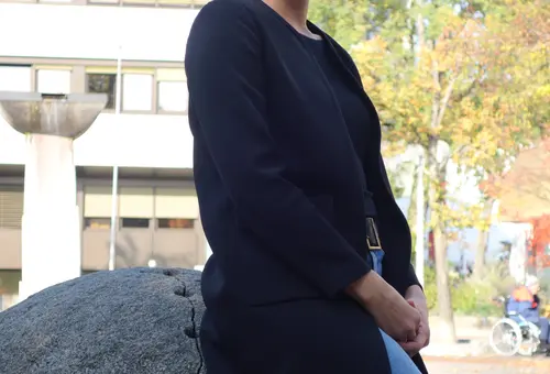 Irina Herrmann vor Rathaus 