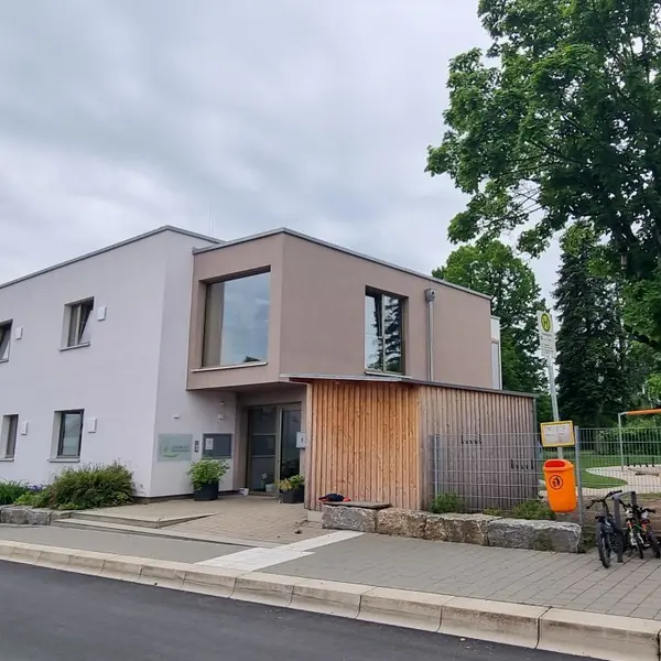 Straßenansicht eines modernen Gebäudes