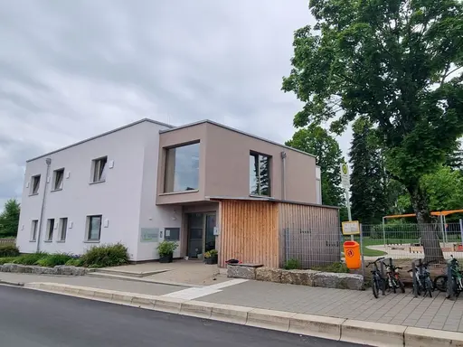 Straßenansicht eines modernen Gebäudes