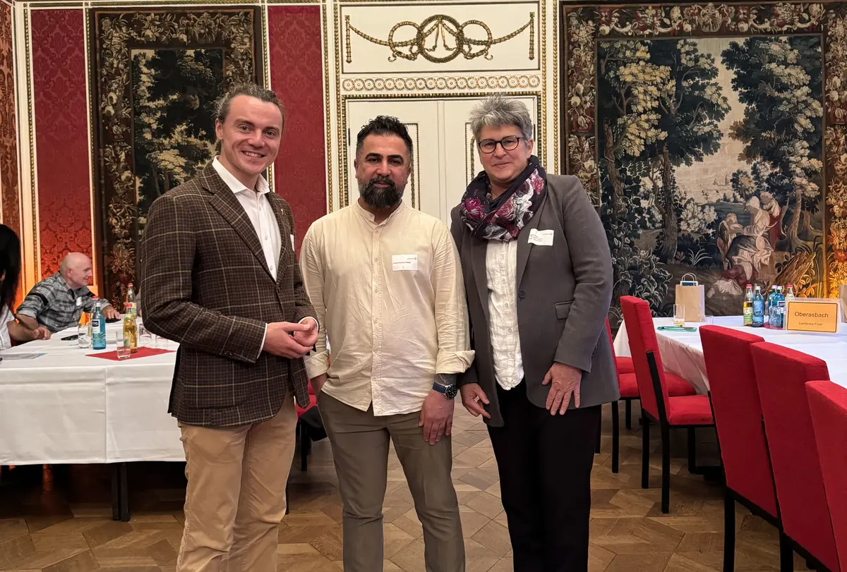 Zwei Männer und eine Frau beim Gruppenfoto.