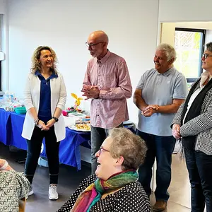 Vier Personen. Ein Mann hält eine Ansprache.