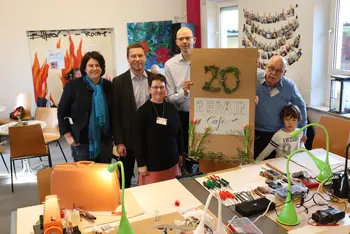 Bürgermeisterin Birgit Huber, Landrat Matthias Dießl und der Vorstand der Diakonie Fürth, Stephan Butt, stehen gemeinsam mit Quartiersmanagerin Renate Schwarz und dem Initiator Dietmar Fechner um eine Schild 20. Repai-Café