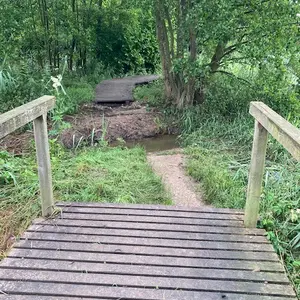 Weggespülte Holzbrücke