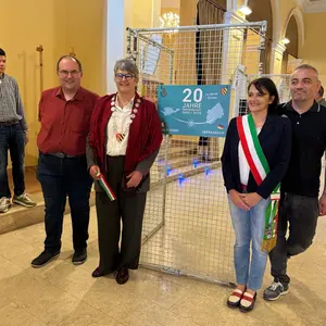 Zwei Frauen und zwei Männer vor einer Wand bei einer Ausstellungseröffnung.