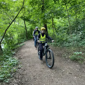 Radfahrer auf einem Schotterweg im Wald 