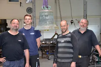 Das Werkstatt-Team von Weber und Hermann im Einsatz für die Oberasbacher Friedhofsglocke (v.l. Roland Hermann, Kilian Hoh, Andres Falconi-Wittkowski, Uwe Weber)