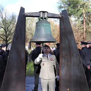 Sébastien Gobé, Vertreter der französischen Streitkräfte läutet die Friedensglocke.