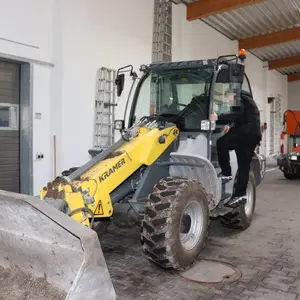 Ein Jugendlicher auf einem Bagger. 