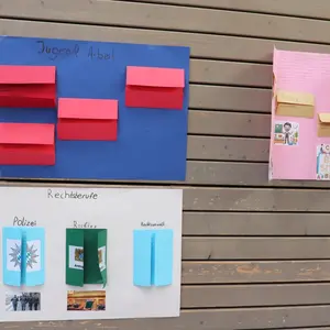 drei Plakate auf Turnhallenwand 