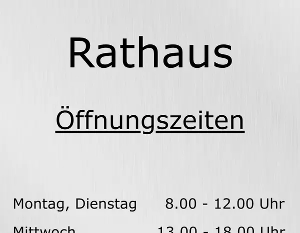Schild mit den Öffnungszeiten des Rathauses
