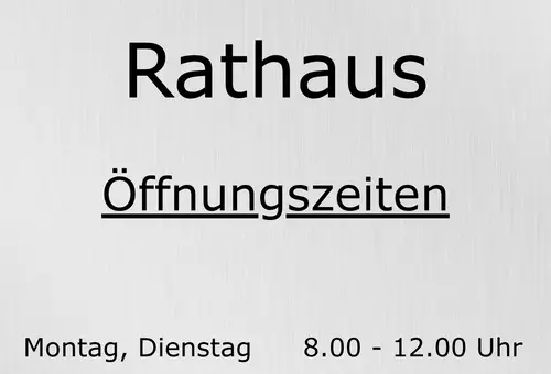 Schild mit den Öffnungszeiten des Rathauses