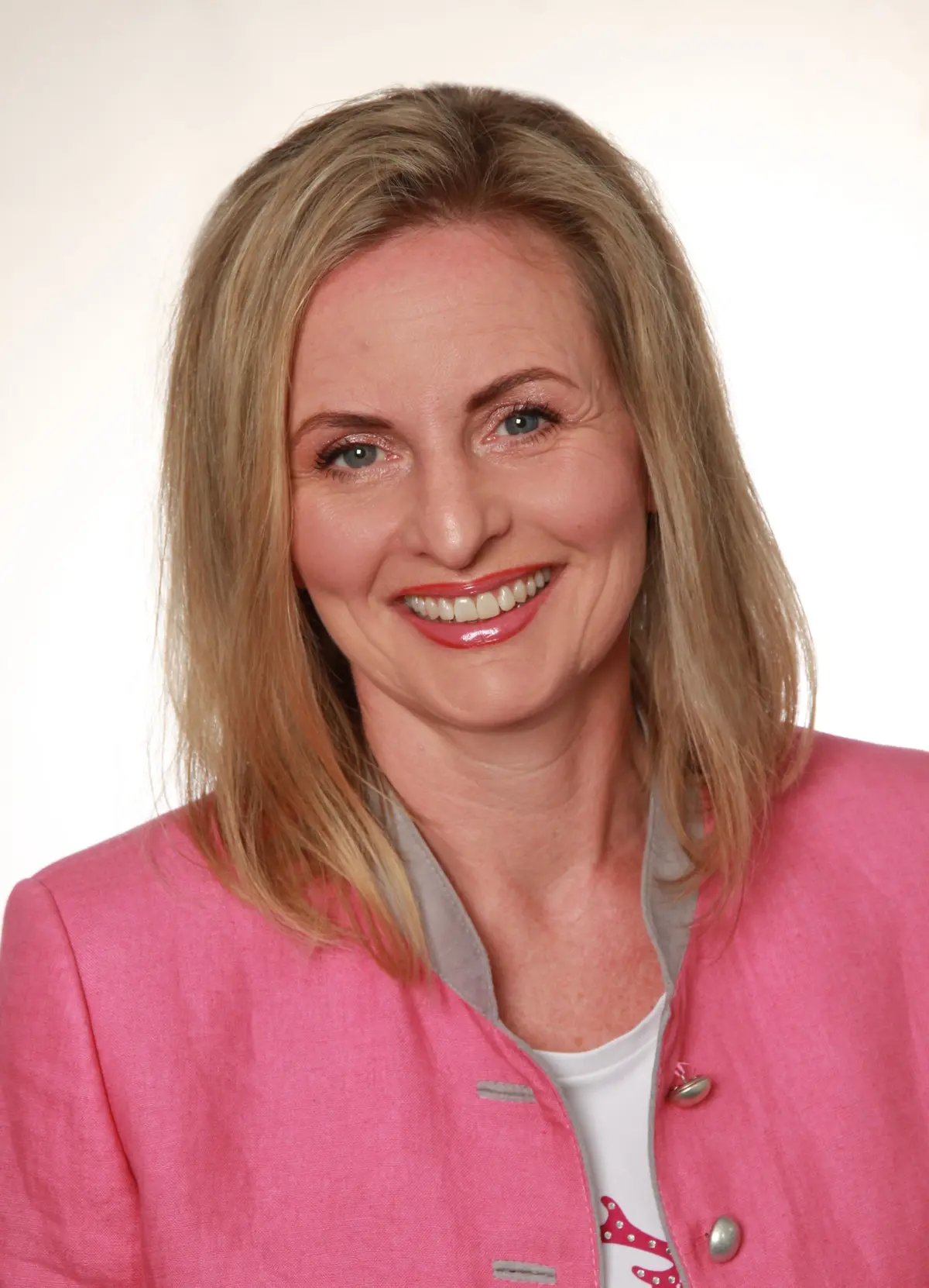 blonde Frau mit Jacke in pink 