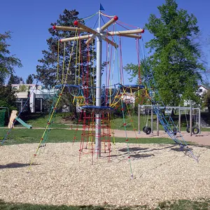 Vogelnestbaum: Hochseilgerüst mit drei Vogelnestern in zwei Ebenen und Strickleitern und Kletterseilen