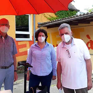  Die Bürgermeisterin bedankt sich bei den Herren Naczinsky und Lehmann für die großzügige Unterstützung der Bürgerstiftung Oberasbach.