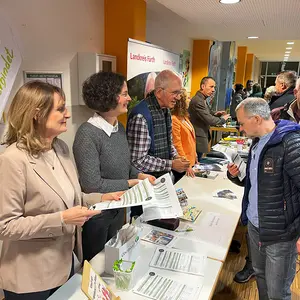 Zwei Frauen an einem Infostand.