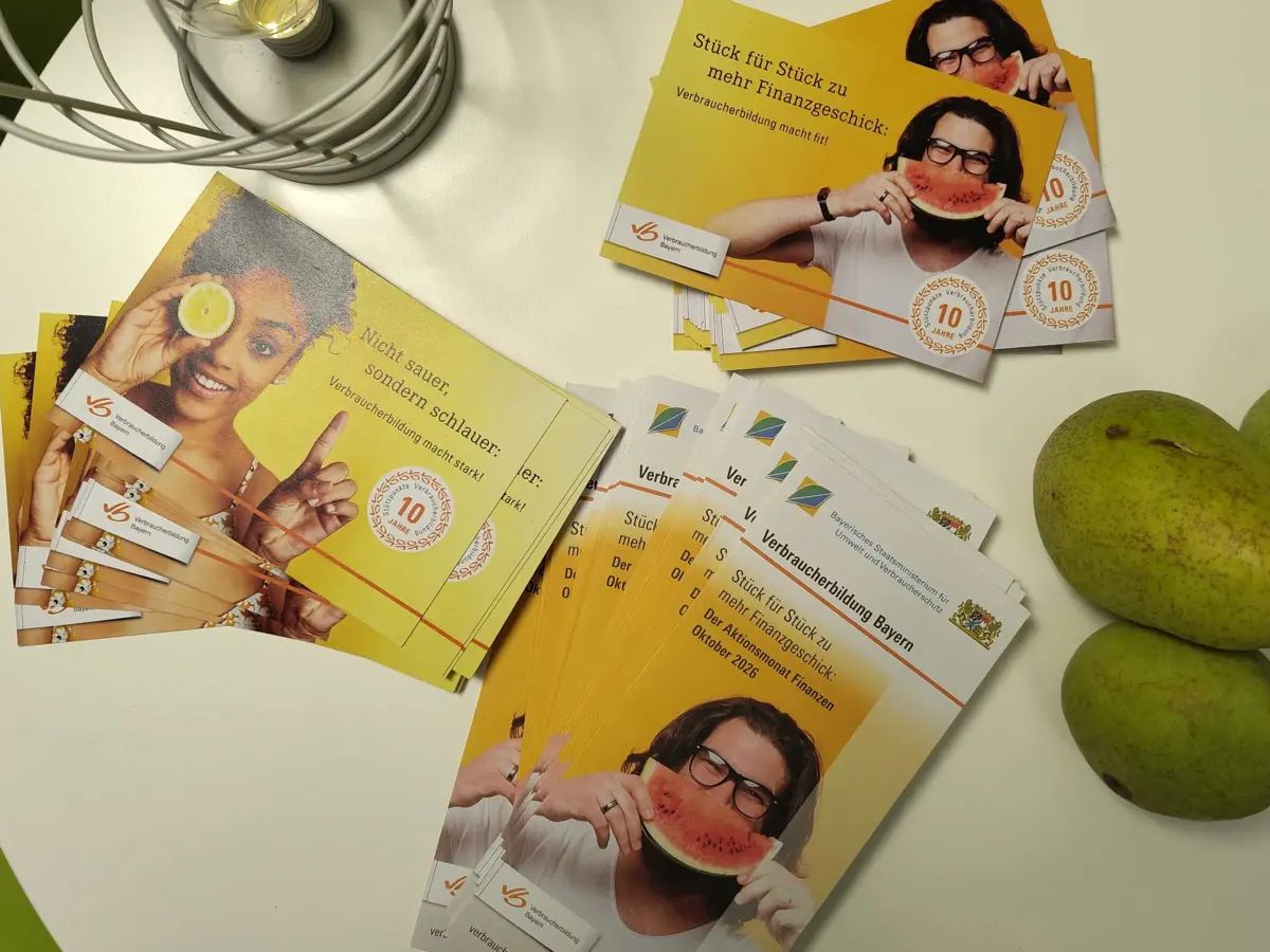 Flyer für den Aktionsmonat Finanzen liegen auf einem Tisch
