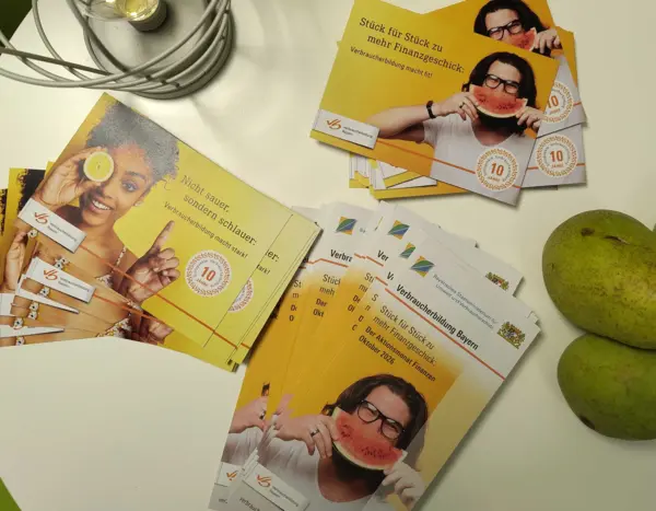Flyer für den Aktionsmonat Finanzen liegen auf einem Tisch 