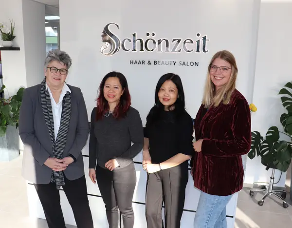 Erste Bürgermeisterin Birgit Huber, Schönzeit-Inhaberin Truong Thi Phuong Thao,  Friseurmeisterin Thi Phuong Loan Nguyen und Michaela Heckel, Wirtschaftsförderung  Stadt Oberasbach stehen vor dem Empfangstresen im neuen Salon.