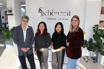 Erste Bürgermeisterin Birgit Huber, Schönzeit-Inhaberin Truong Thi Phuong Thao,  Friseurmeisterin Thi Phuong Loan Nguyen und Michaela Heckel, Wirtschaftsförderung  Stadt Oberasbach stehen vor dem Empfangstresen im neuen Salon.