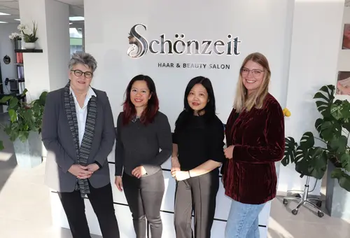 Erste Bürgermeisterin Birgit Huber, Schönzeit-Inhaberin Truong Thi Phuong Thao,  Friseurmeisterin Thi Phuong Loan Nguyen und Michaela Heckel, Wirtschaftsförderung  Stadt Oberasbach stehen vor dem Empfangstresen im neuen Salon.