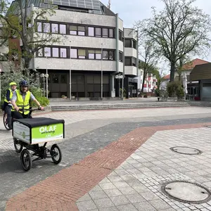 Rathaus Oberasbach mit Lastenrad OLAF im Vordergrund 