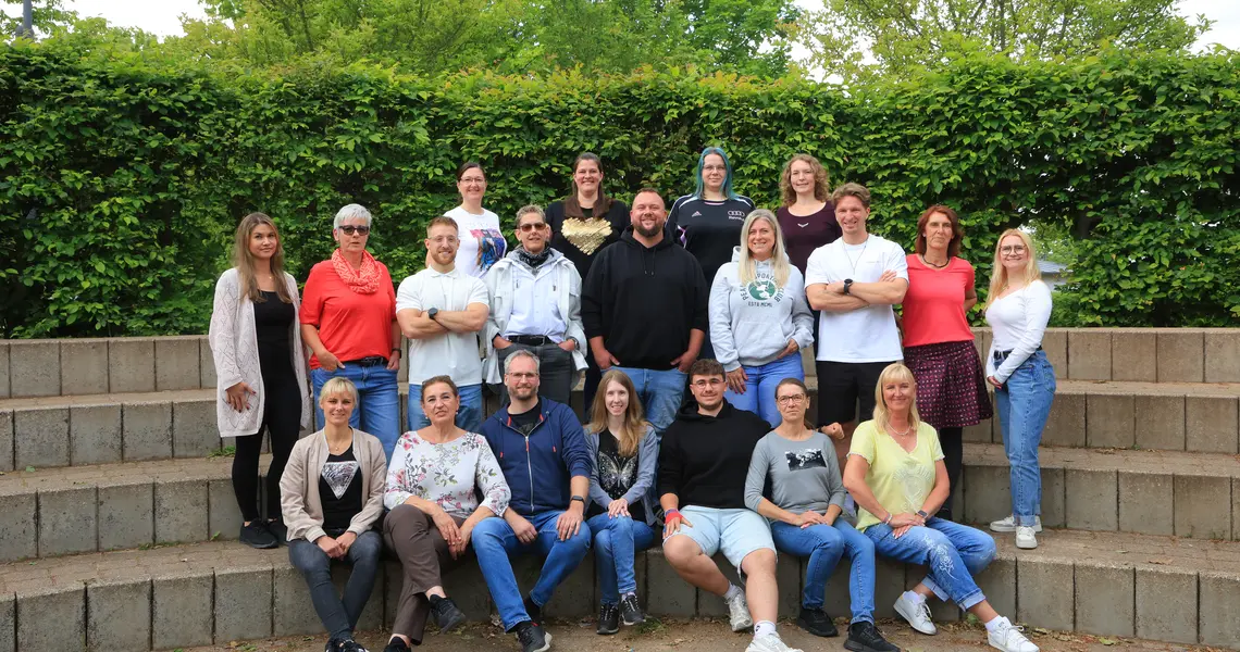 Teamfoto 20 Personen in drei Reihen. 15 Frauen und 5 Männer