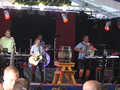 Musiker auf einer Bühne