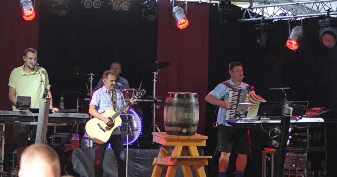 Musiker auf einer Bühne