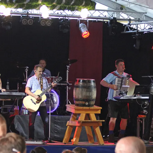 Musiker auf einer Bühne