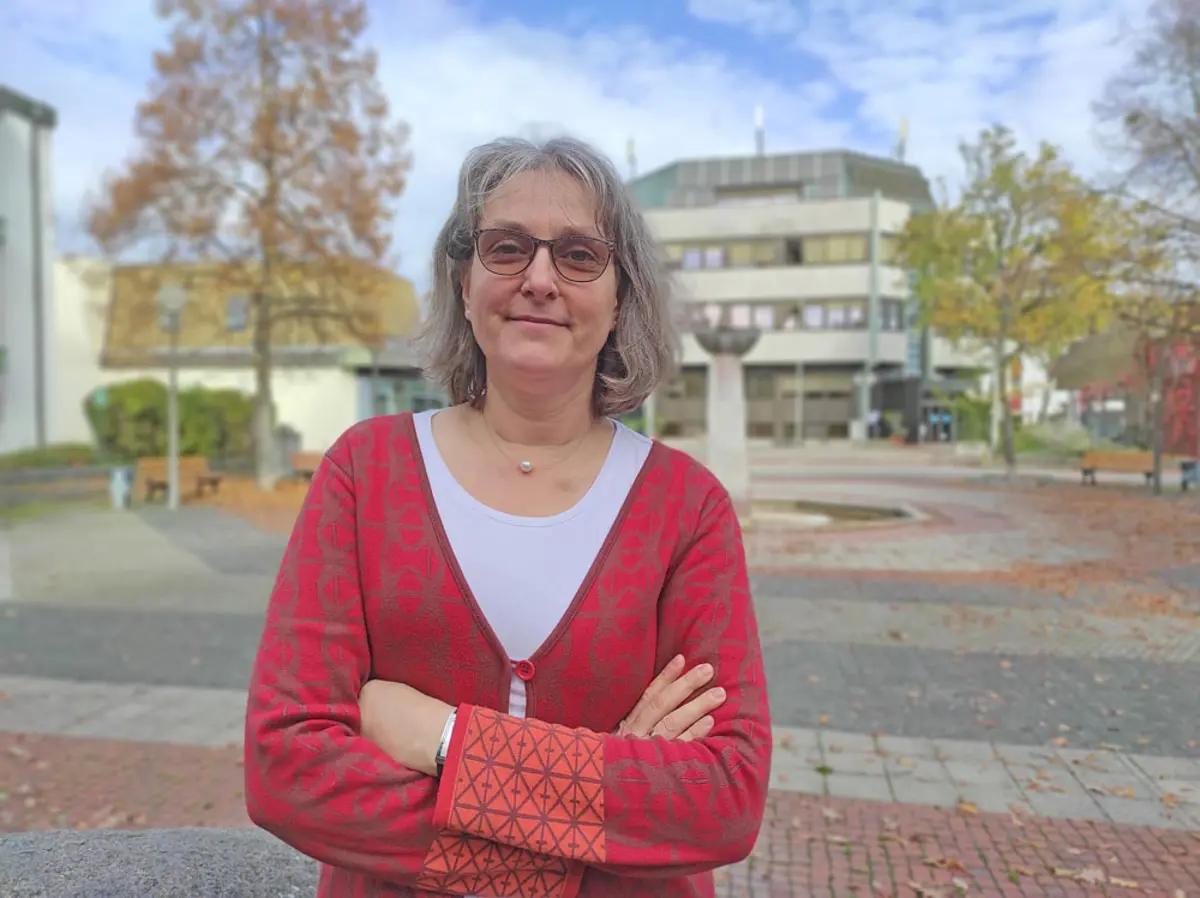 Portrait lächelnde Frau mit Oberasbacher Rathaus im Hintergrund