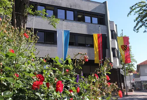 Rathaus Oberasbach mit Beflaggung