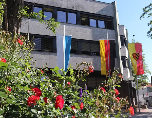 Rathaus Oberasbach mit Beflaggung