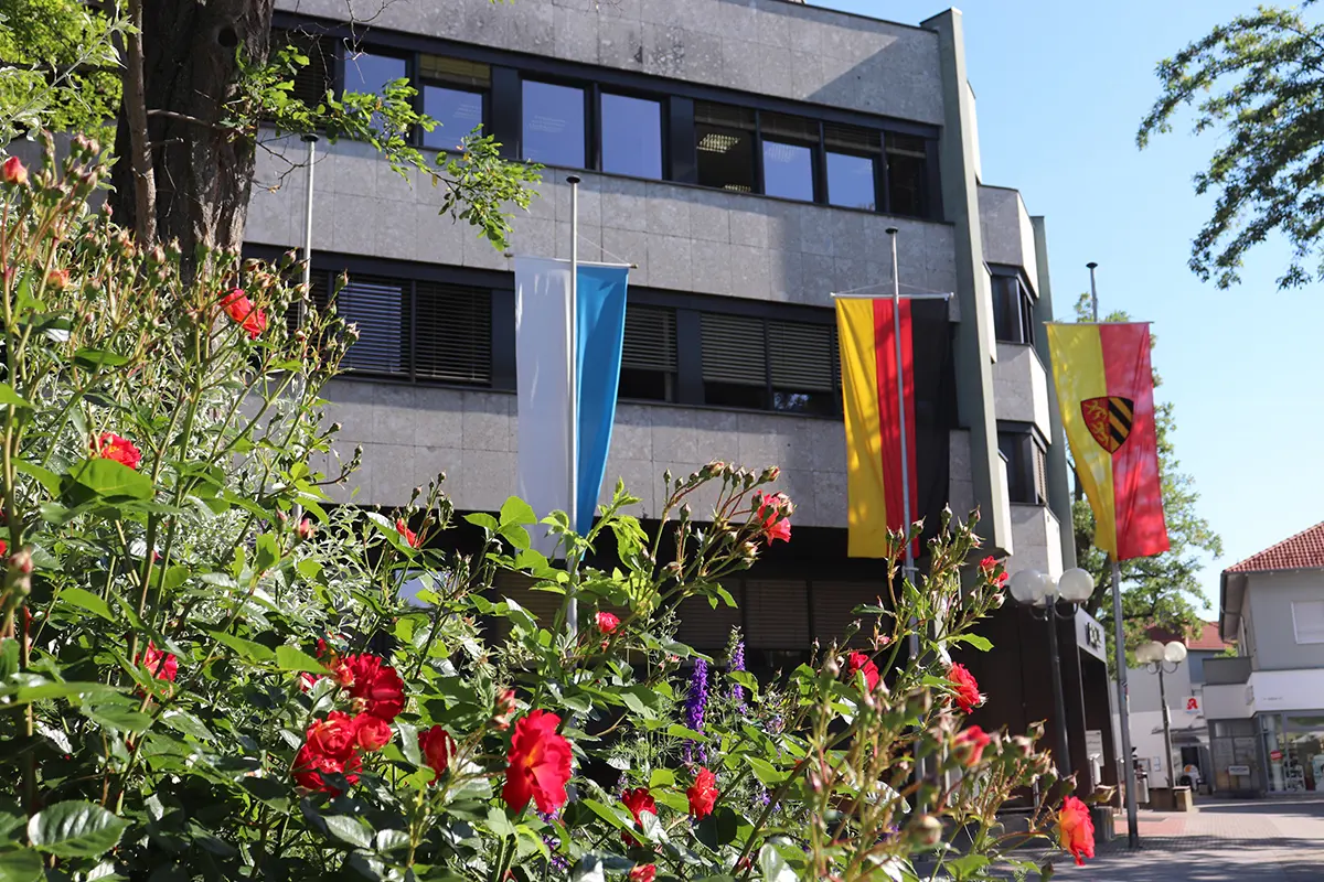 Rathaus Oberasbach mit Beflaggung