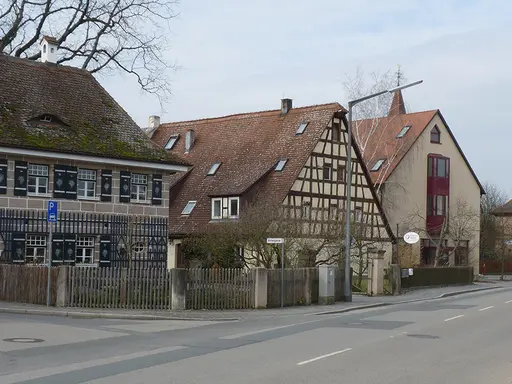 Sandstein- und Backsteinhäuser im Altort 