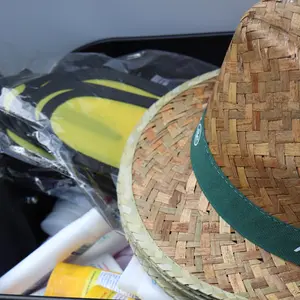 Sonnenhut, faltbarer Fächer, kleine Tube mit Sonnencreme 