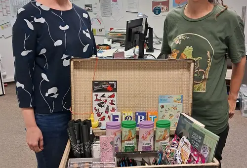 Zwei Frauen vor einem nostalgischen Koffer mit Präsenten 