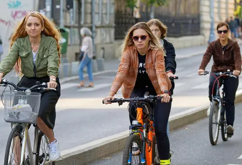 Radfahrende Menschen auf einem Radweg 