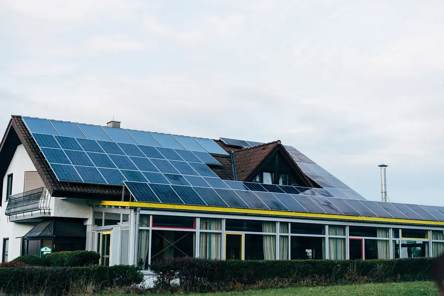Installierte Photovoltaik-Anlage auf dem Dach eines Wohnhauses.
