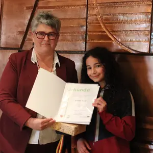 Bgm Huber und junges Mädchen mit Urkunde