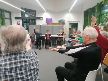 Seniorinnen und Senioren in der Bewegungsrunde.