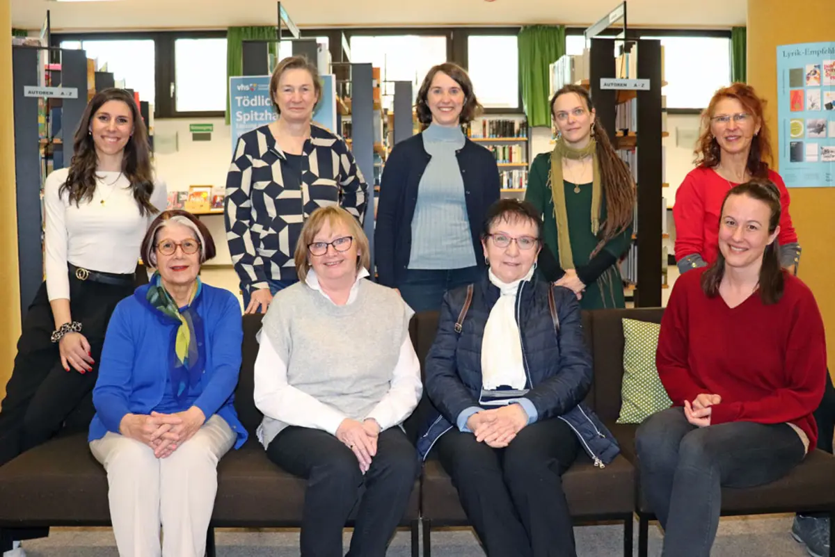 Gruppenbild von Frauen unterschiedlichen Alters in der Stadtbücherei