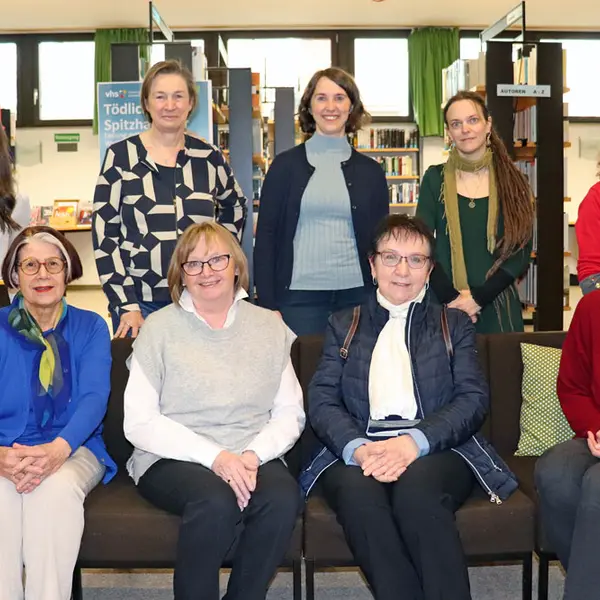 Gruppenbild von Frauen unterschiedlichen Alters in der Stadtbücherei