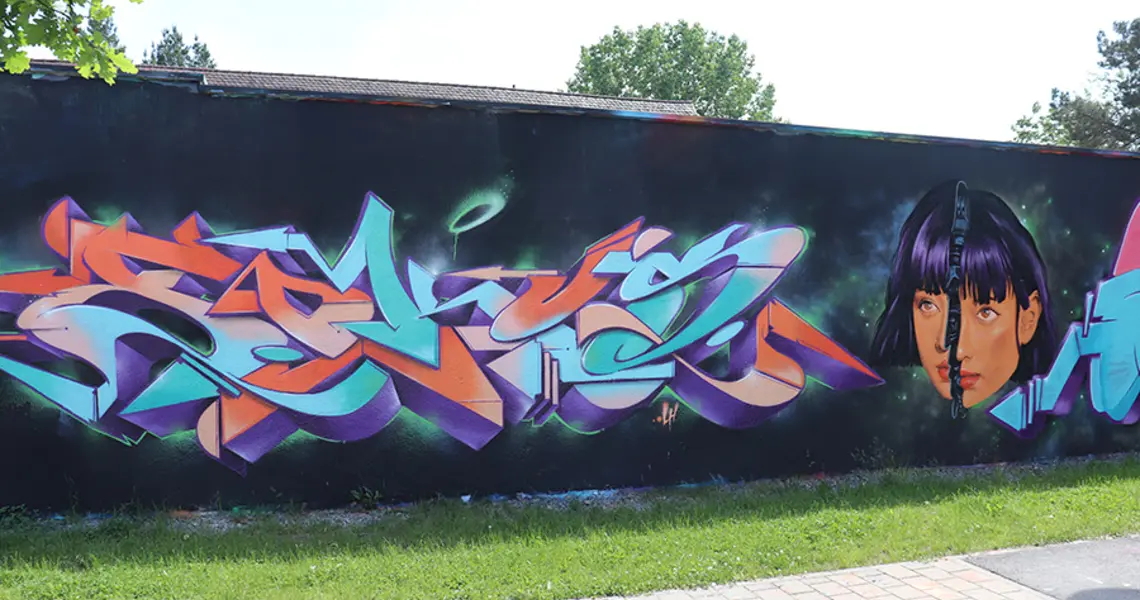 Der Schriftzug FOKUS und das Gesicht einer dunkelhaarigen Frau auf schwarzem Hintergrund