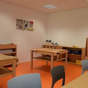 Werkraum mit zwei Werkbänken und Werkzeugen