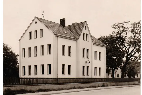 So sah die Altenberger Schule vor dem Abbruch 1975 aus.
