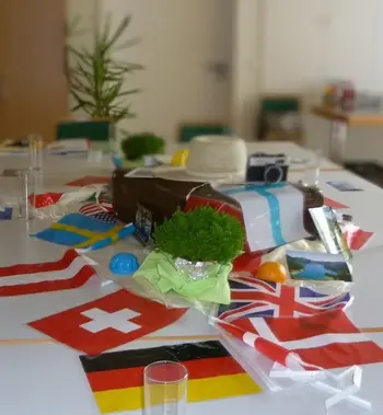 Fahnen aus verschiedenen Länder auf einem Tisch.