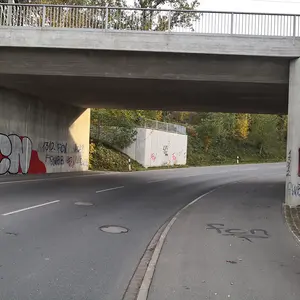 Beschmierte Brücke an der Bachstraße