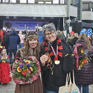 Leiterin des Kulturamtes Anja Schönekeß und 1. Bürgermeisterin Birgit Huber mit Blumenstrauß und Rathausschlüssel.