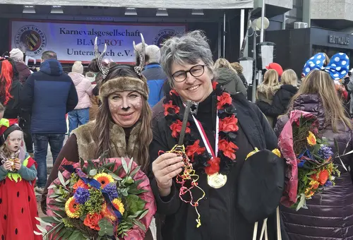 Leiterin des Kulturamtes Anja Schönekeß und 1. Bürgermeisterin Birgit Huber mit Blumenstrauß und Rathausschlüssel.