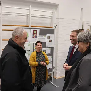 Vier Personen im Gespräch